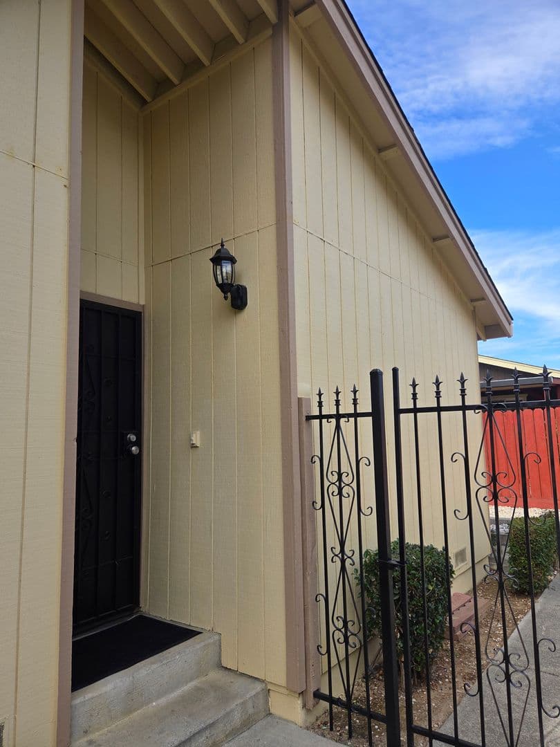 Fairfield House: 1152 Frost Pl