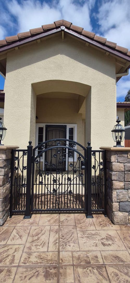 Dixon House: 2080 Mariposa Drive