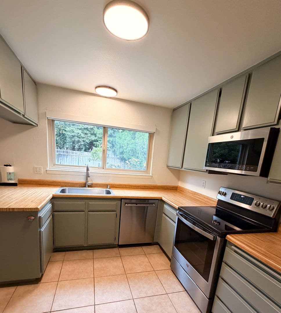 Dixon House: 950 Pembroke Way