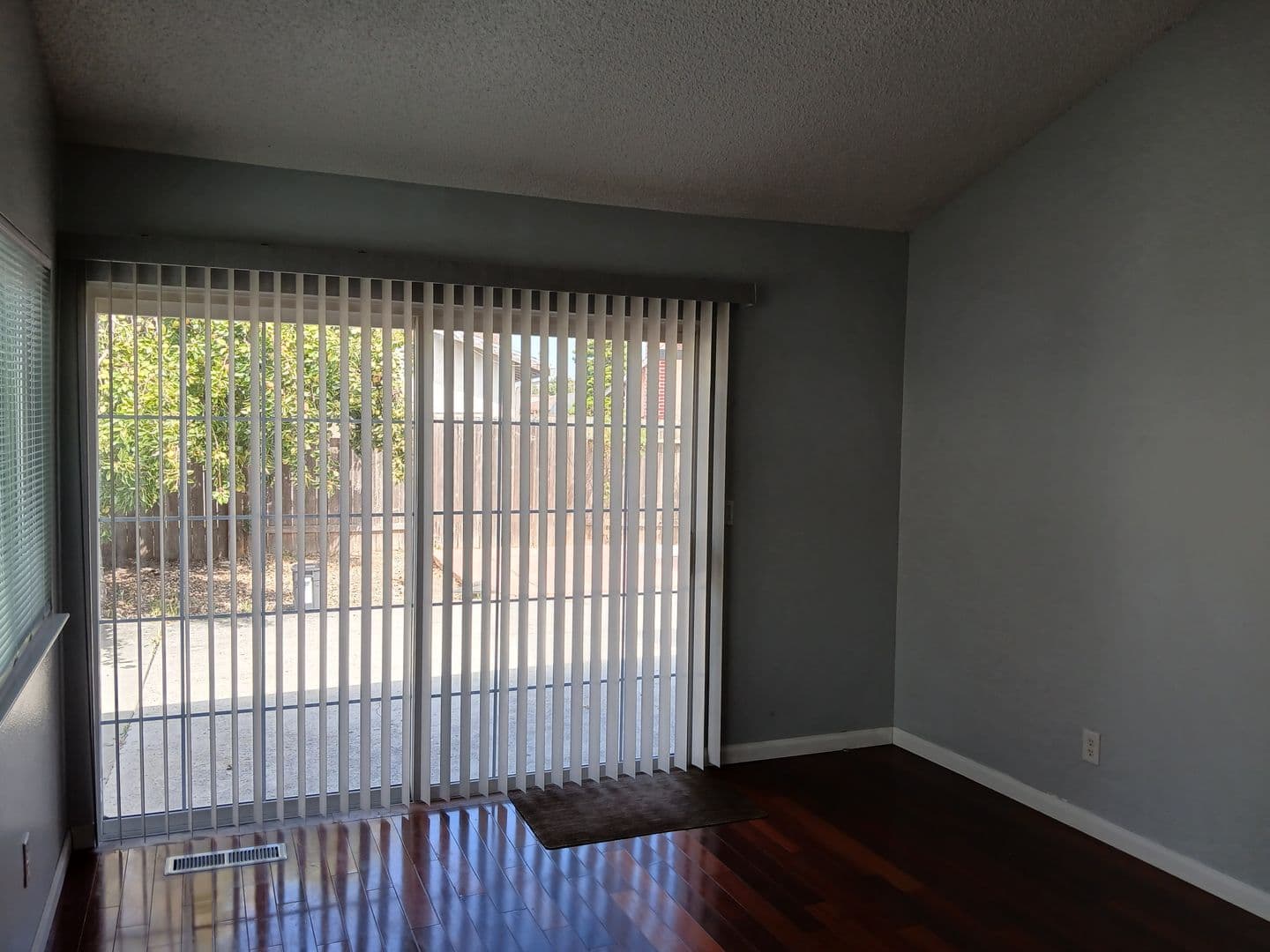 Vallejo House: 400 Mokelumne Drive