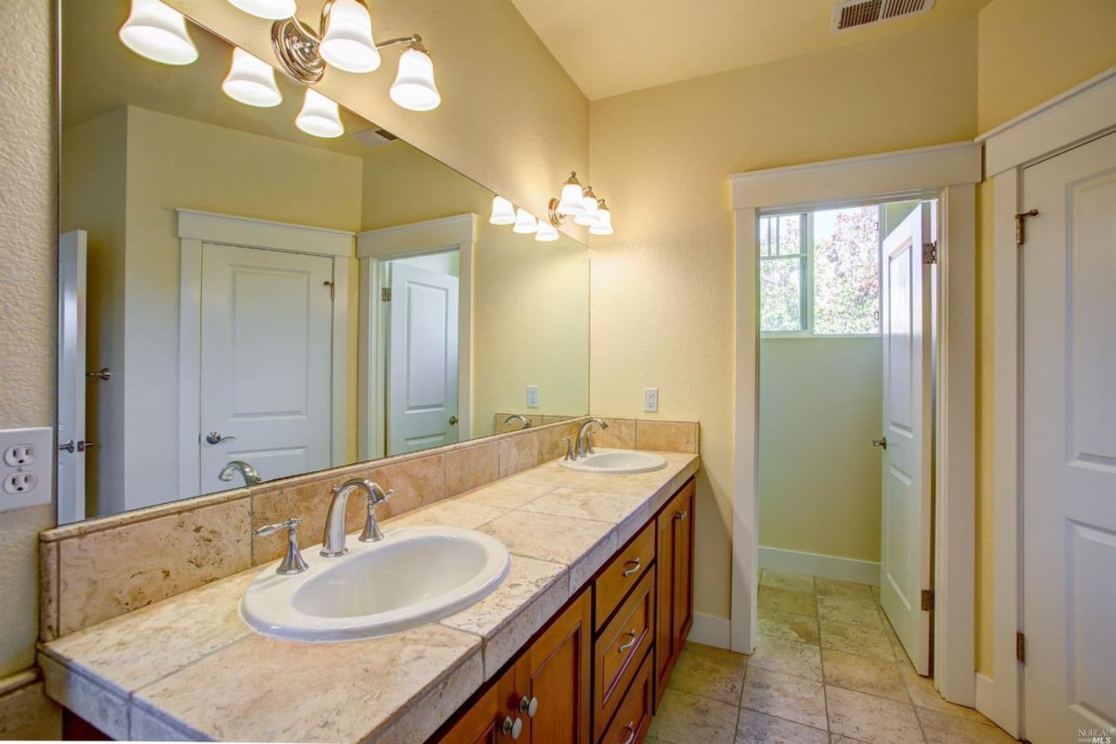 Petaluma House: 5 Dorenfeld Court