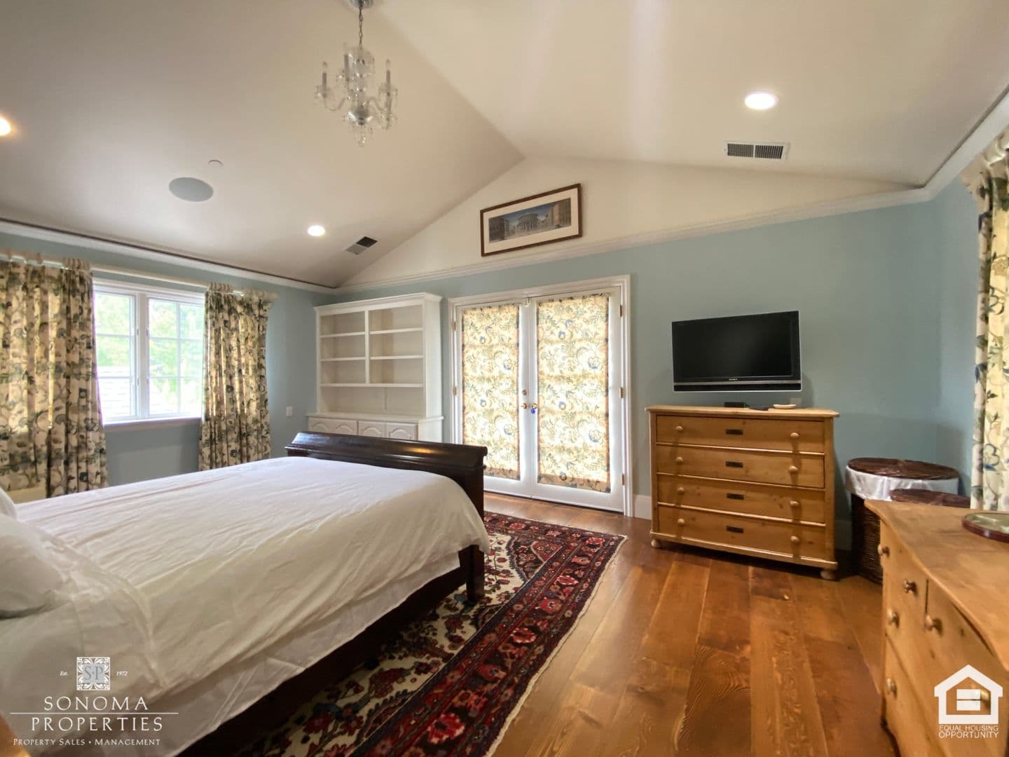 Sonoma House: 800 5th Street East