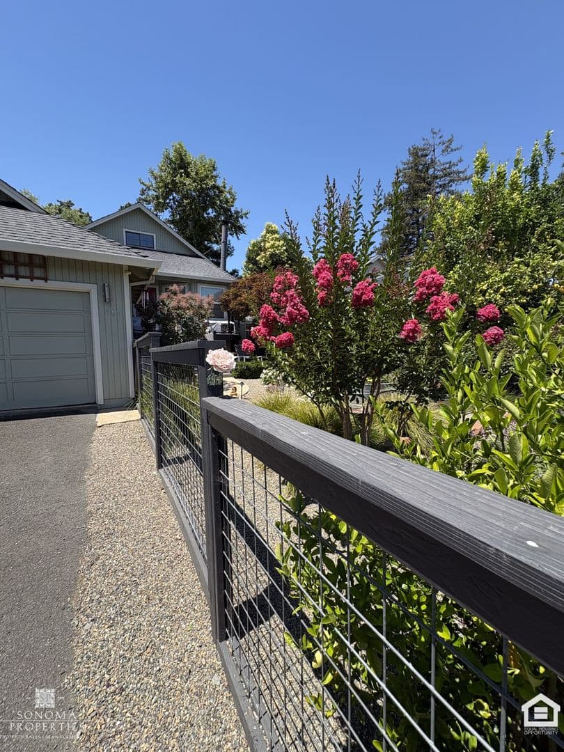 Sonoma House: 689 Cherry Lane