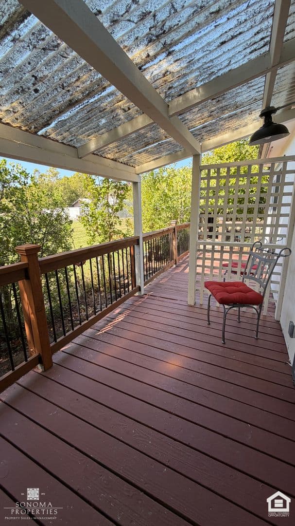 Sonoma House: 217 1st St West