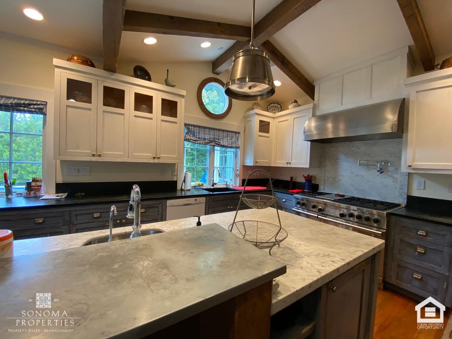 Sonoma House: 800 5th Street East