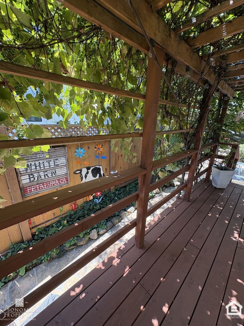 Sonoma House: 689 Cherry Lane