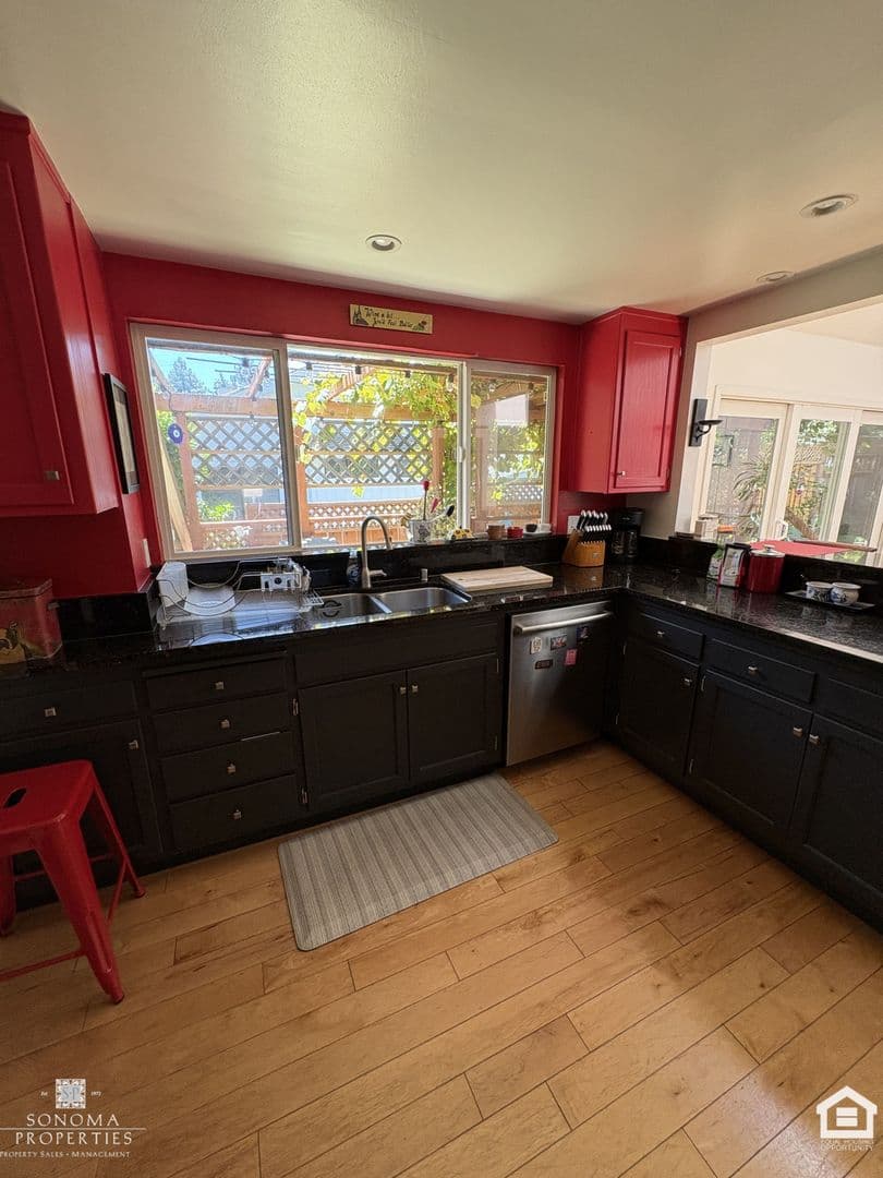 Sonoma House: 689 Cherry Lane