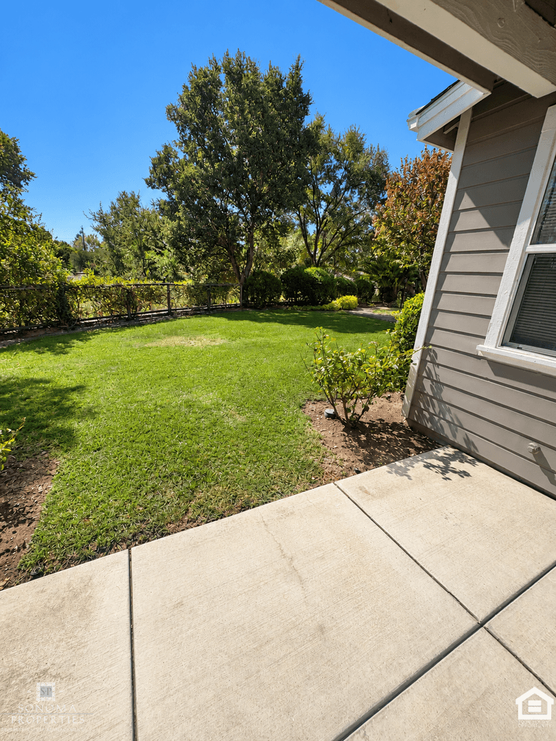 Sonoma Apartment: 838 3rd Street West