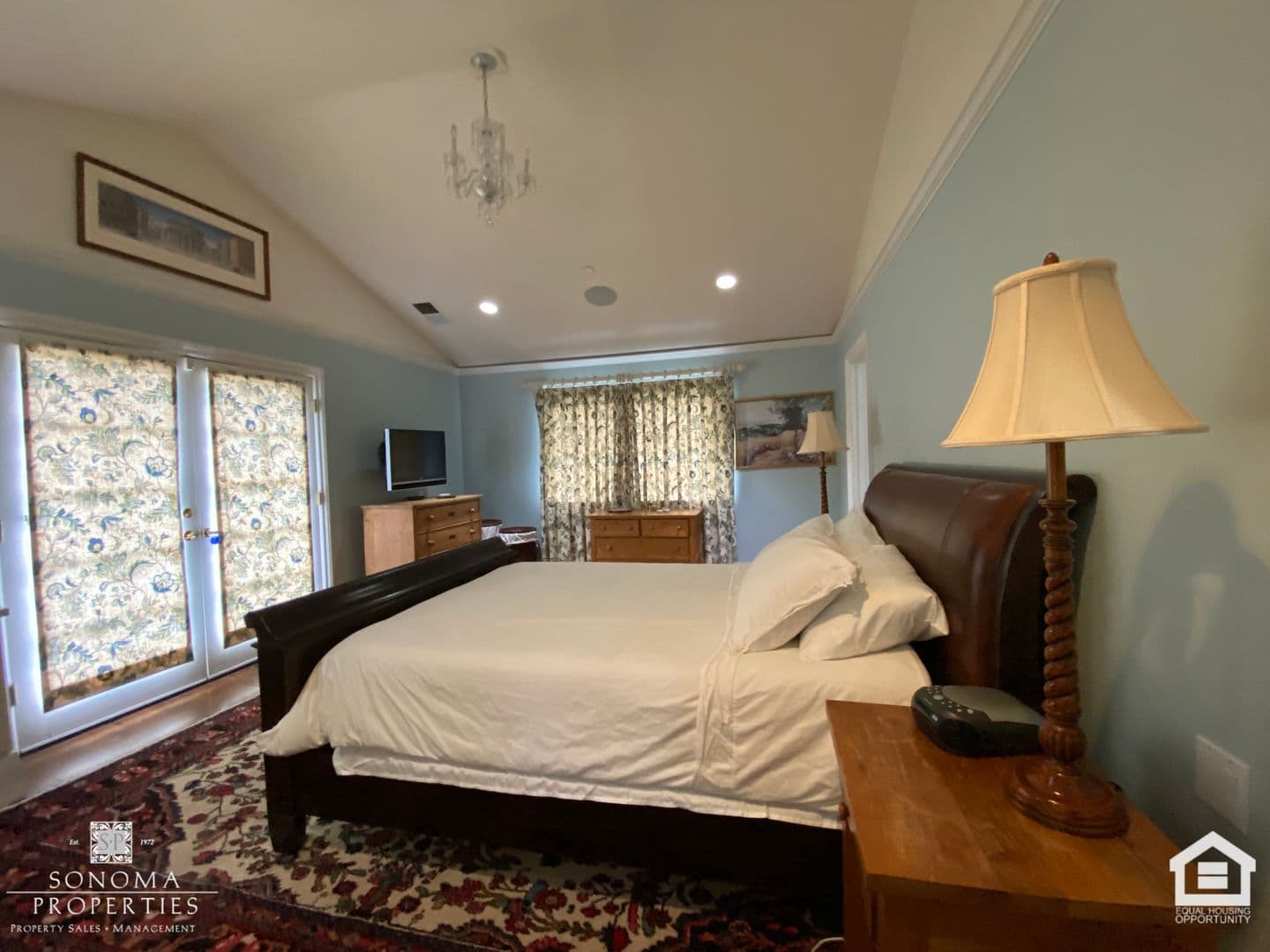 Sonoma House: 800 5th Street East