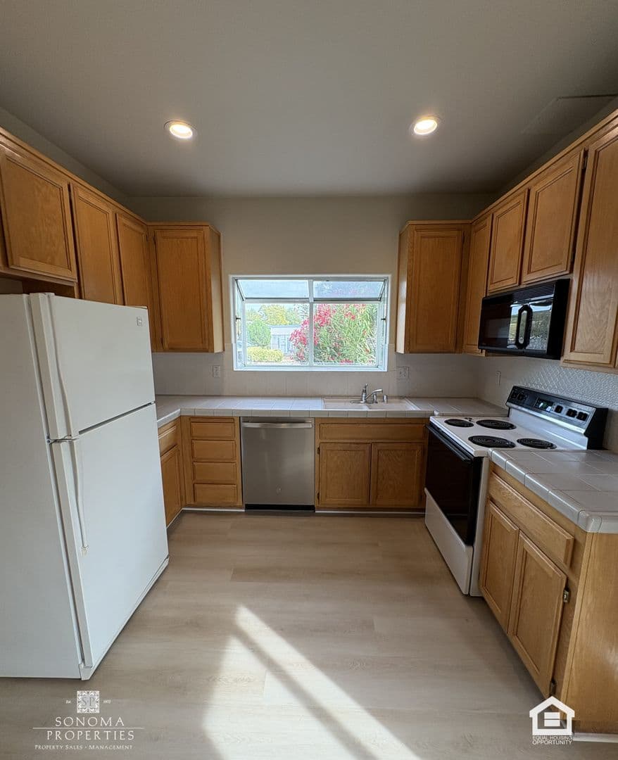 Sonoma House: 503 Oregon Street
