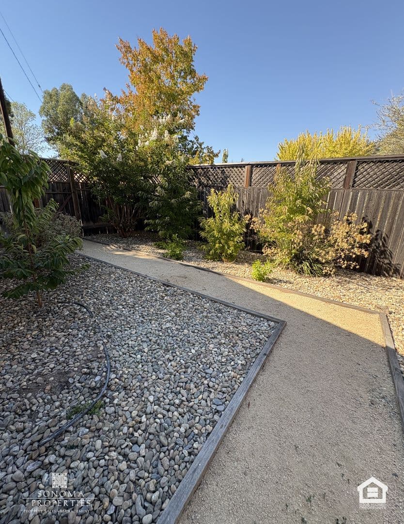 Glen Ellen House: 881 Cecelia Drive