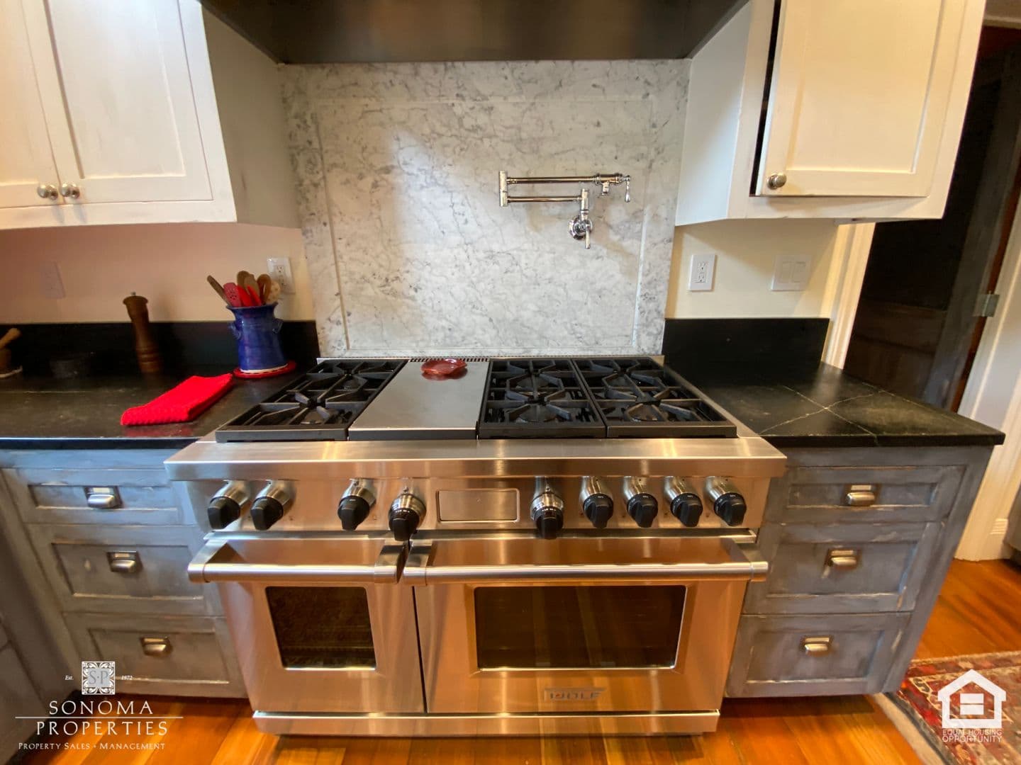 Sonoma House: 800 5th Street East