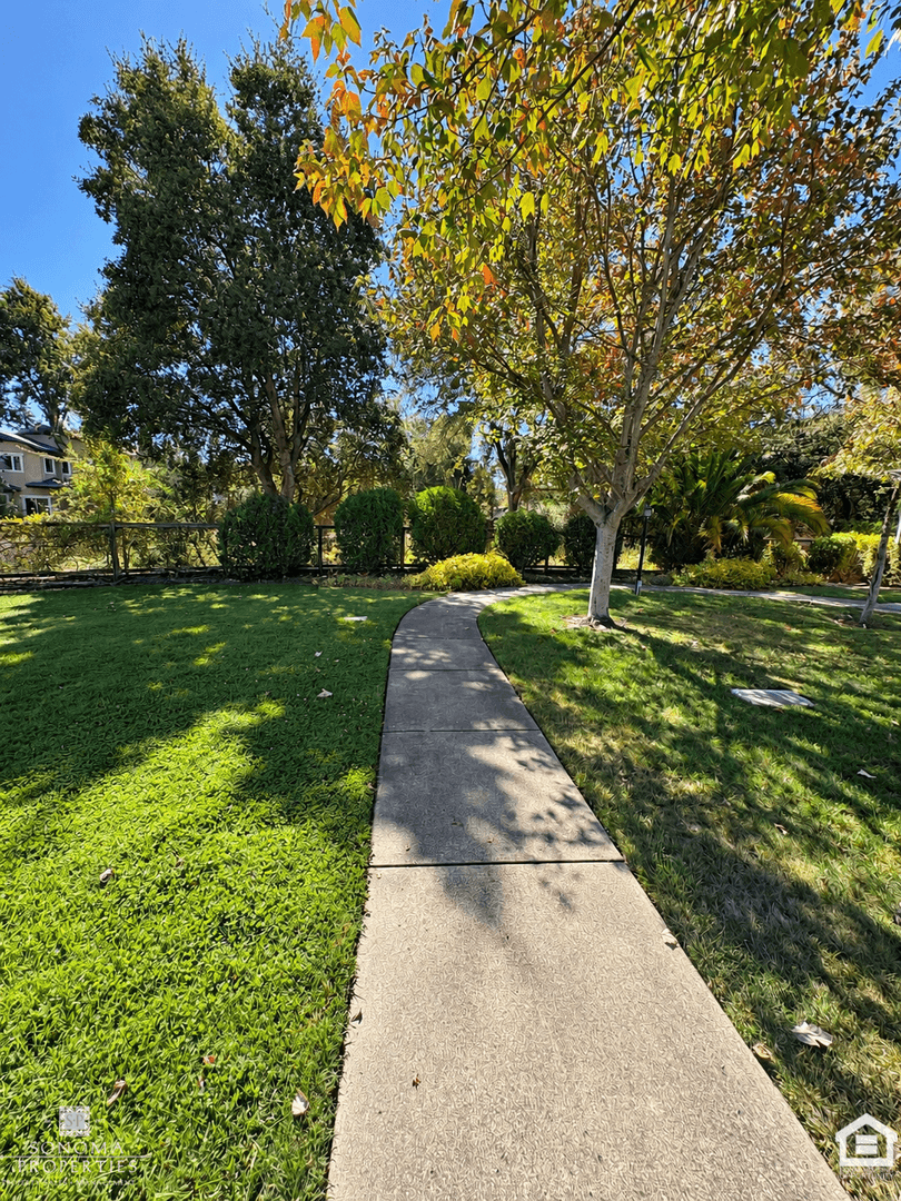 Sonoma Apartment: 838 3rd Street West