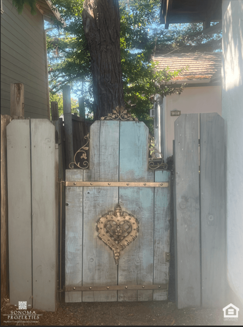Sonoma House: 217 1st St West