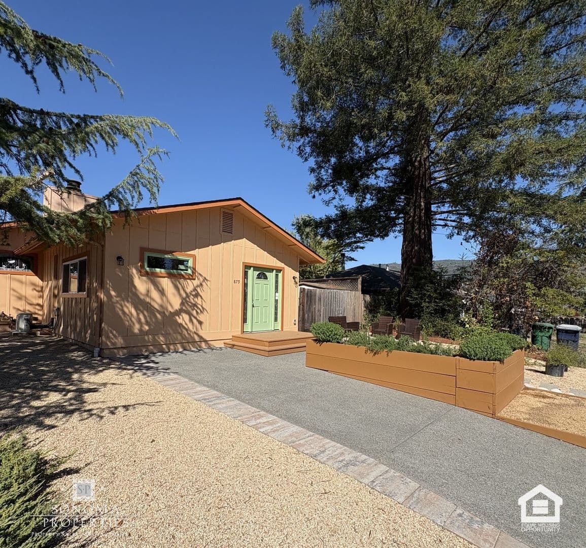 Glen Ellen House: 879 Cecelia Drive