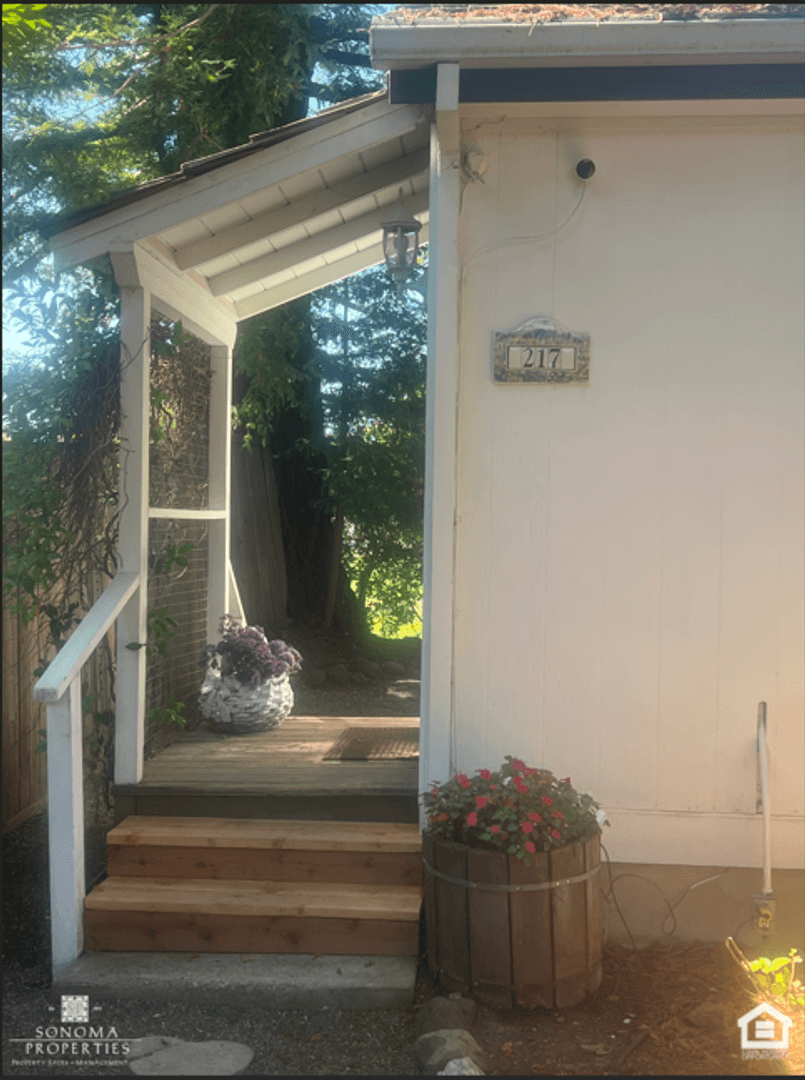 Sonoma House: 217 1st St West