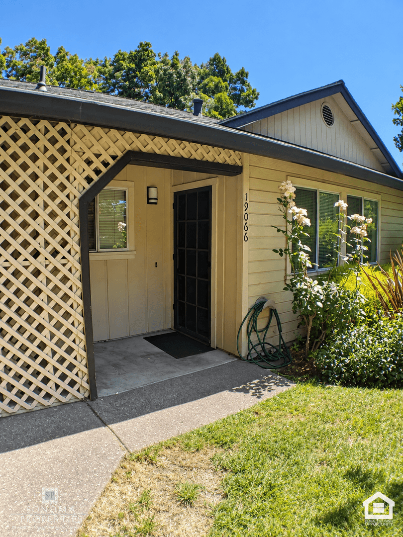 Sonoma Apartment: 19066 Lomita