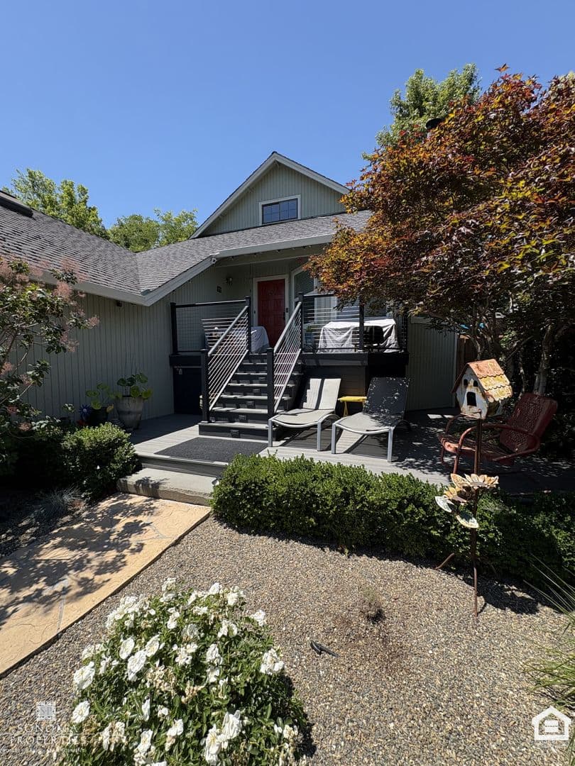 Sonoma House: 689 Cherry Lane