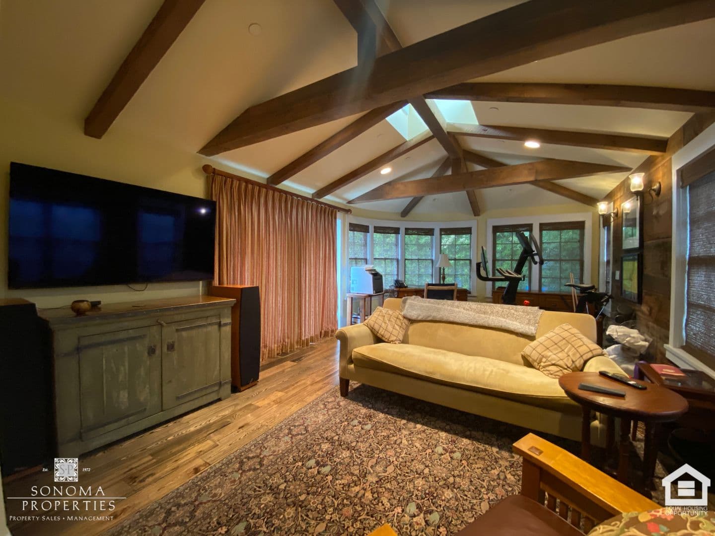 Sonoma House: 800 5th Street East