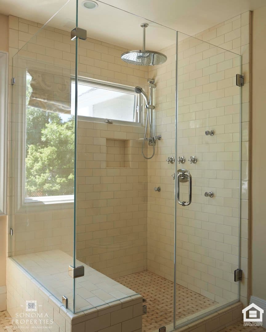 Sonoma House: 800 5th Street East