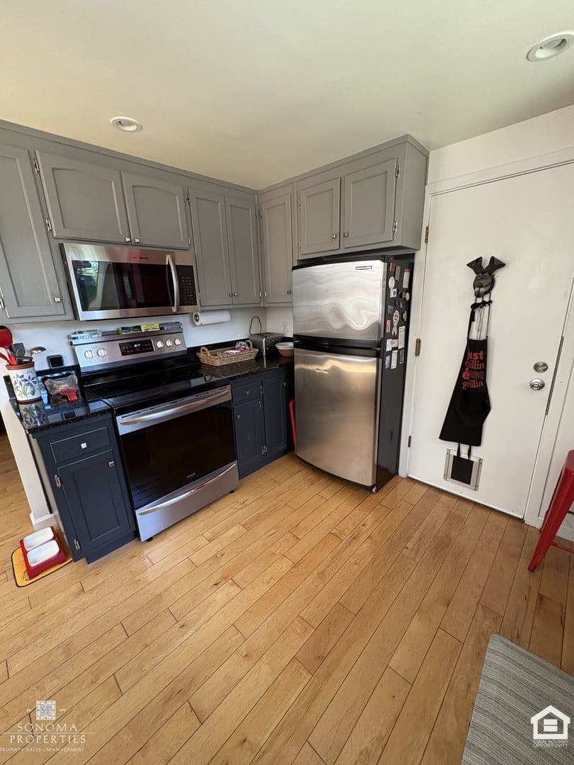 Sonoma House: 689 Cherry Lane