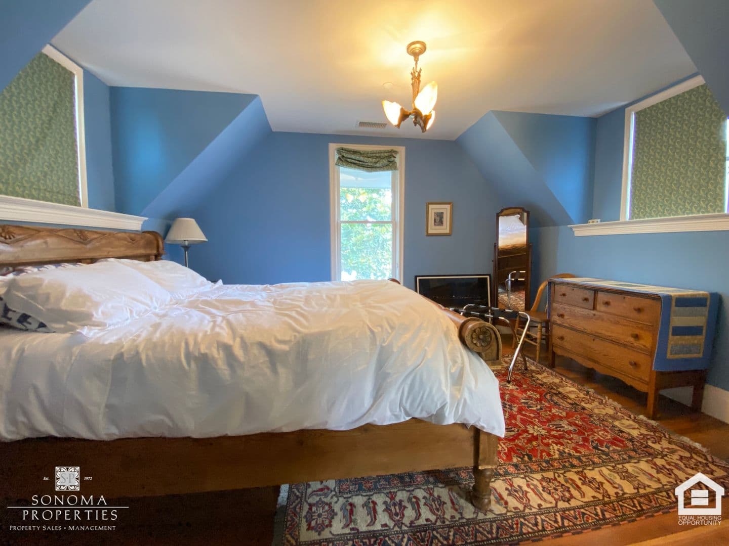 Sonoma House: 800 5th Street East