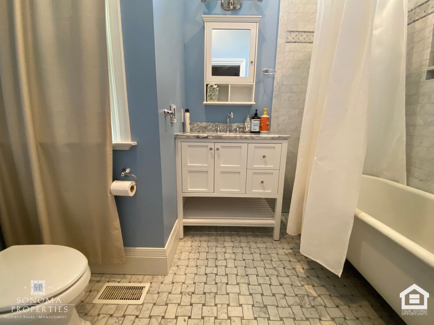 Sonoma House: 800 5th Street East