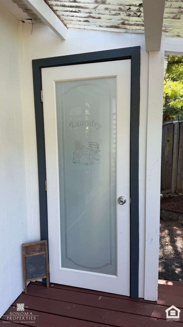 Sonoma House: 217 1st St West