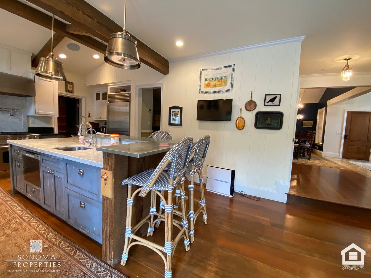 Sonoma House: 800 5th Street East