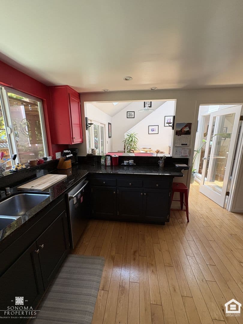 Sonoma House: 689 Cherry Lane