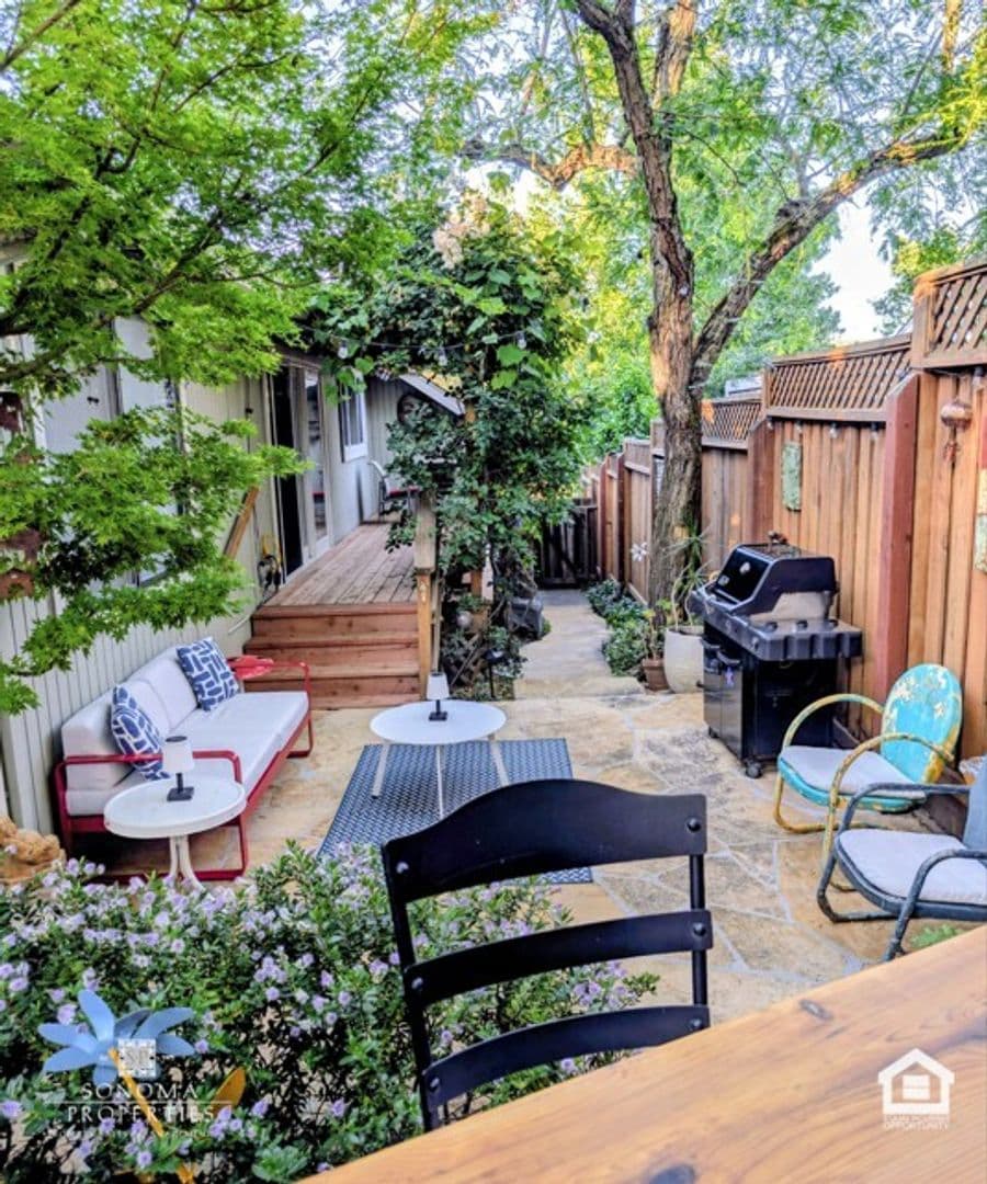 Sonoma House: 689 Cherry Lane