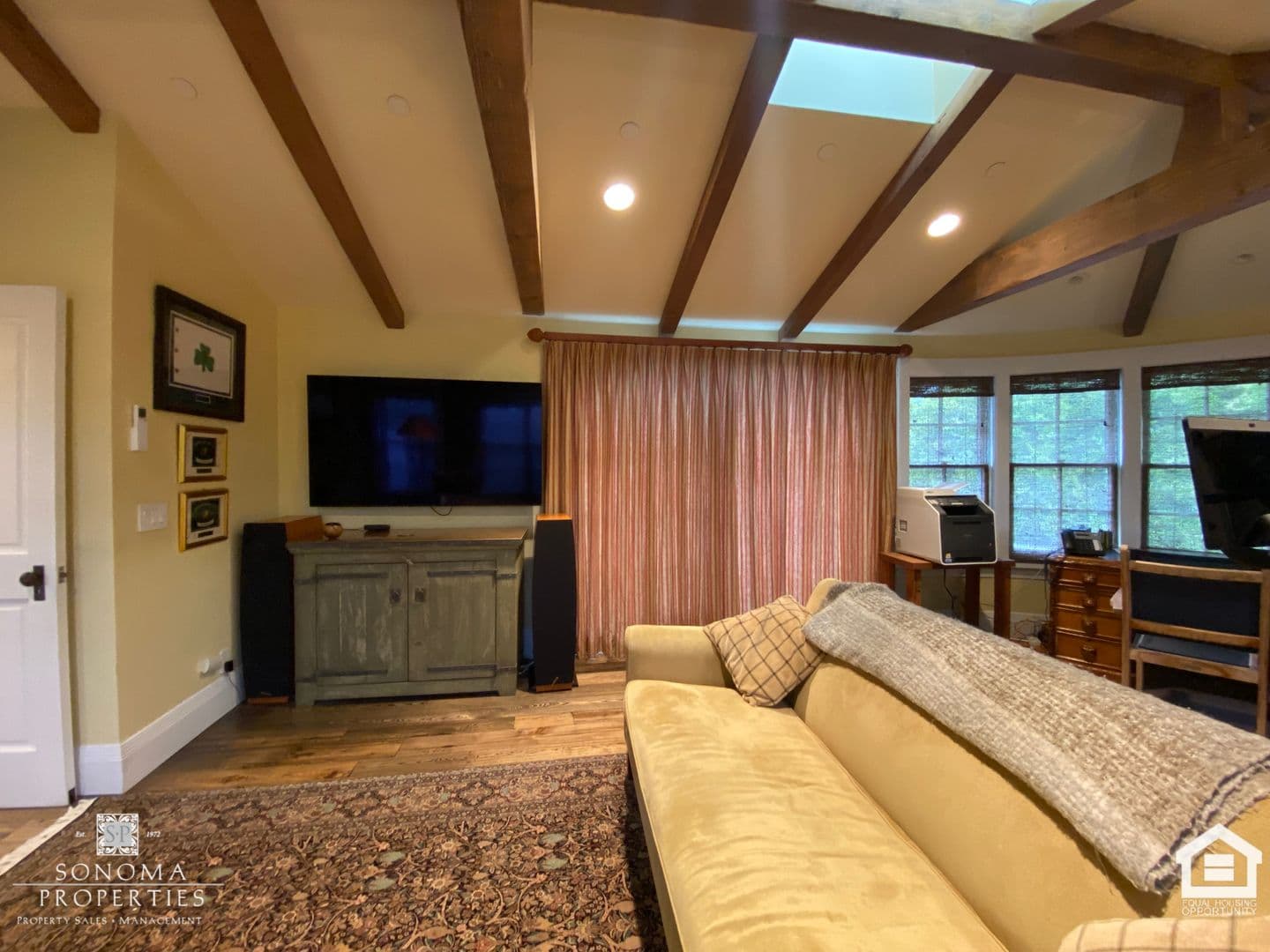 Sonoma House: 800 5th Street East