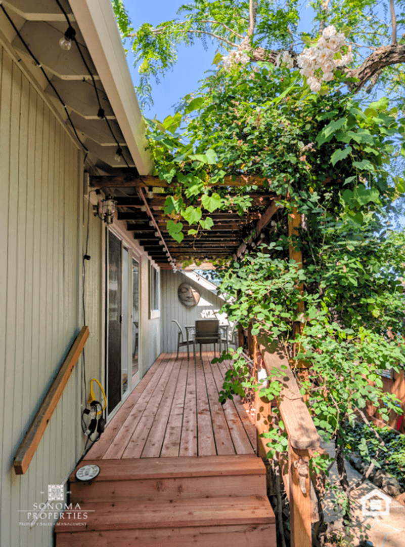 Sonoma House: 689 Cherry Lane