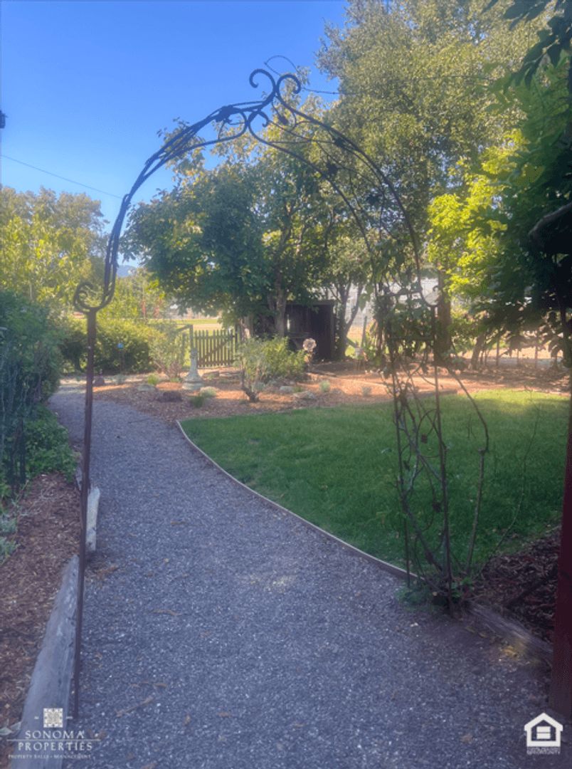 Sonoma House: 217 1st St West
