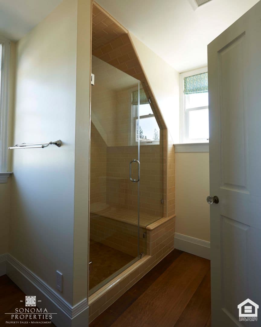 Sonoma House: 800 5th Street East
