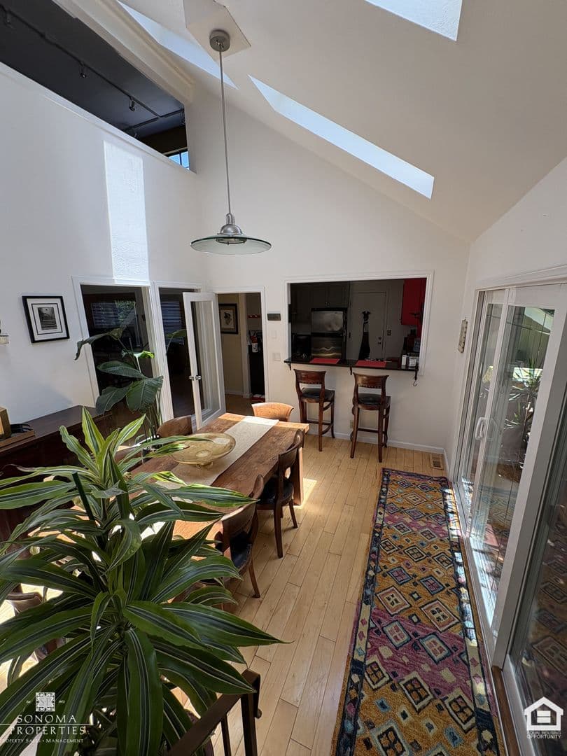 Sonoma House: 689 Cherry Lane