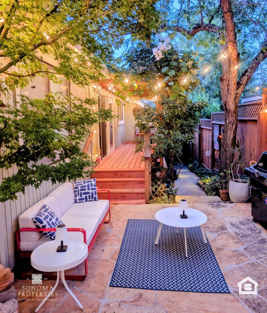 Sonoma House: 689 Cherry Lane