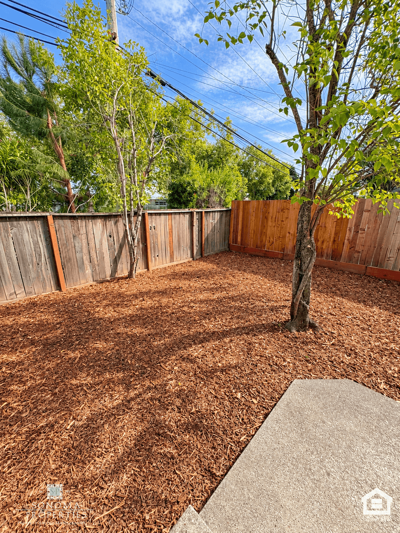 Sonoma House: 503 Oregon Street