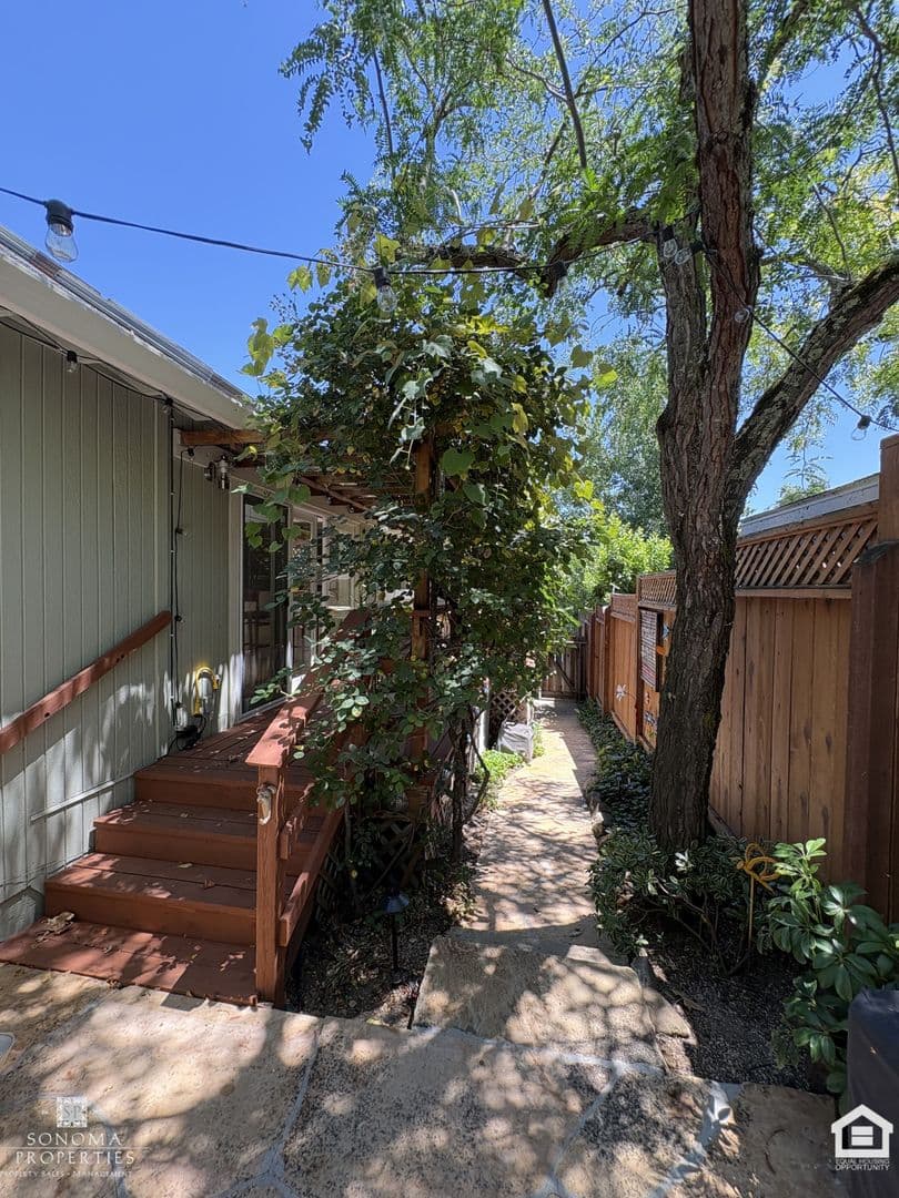 Sonoma House: 689 Cherry Lane