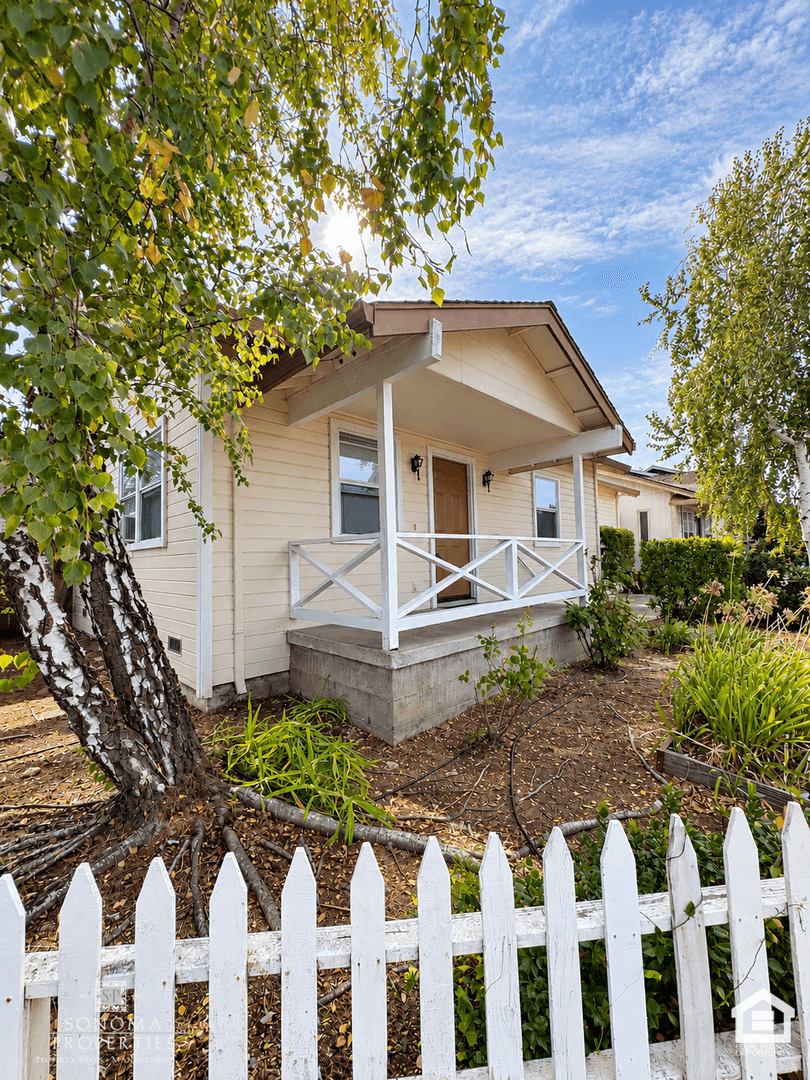 Sonoma House: 503 Oregon Street