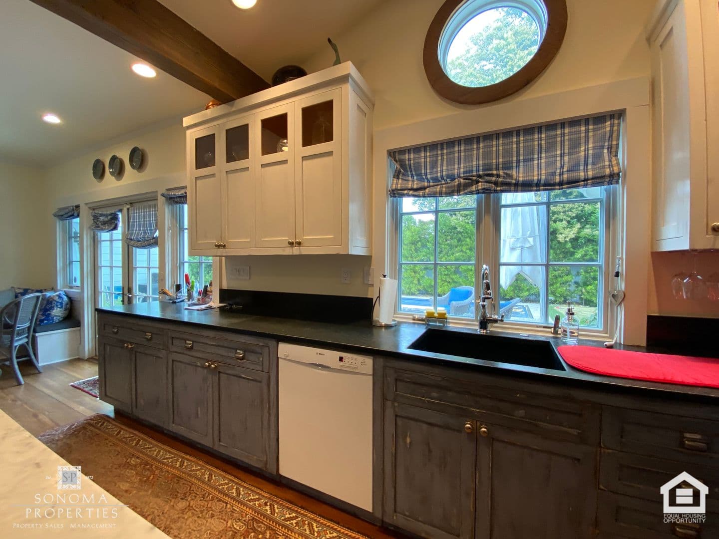 Sonoma House: 800 5th Street East