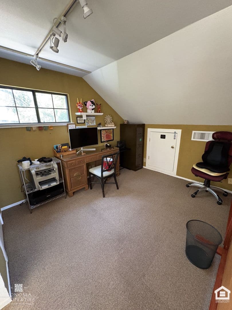 Sonoma House: 689 Cherry Lane