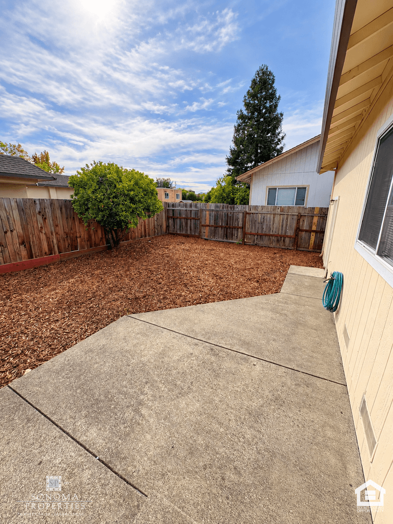 Sonoma House: 503 Oregon Street