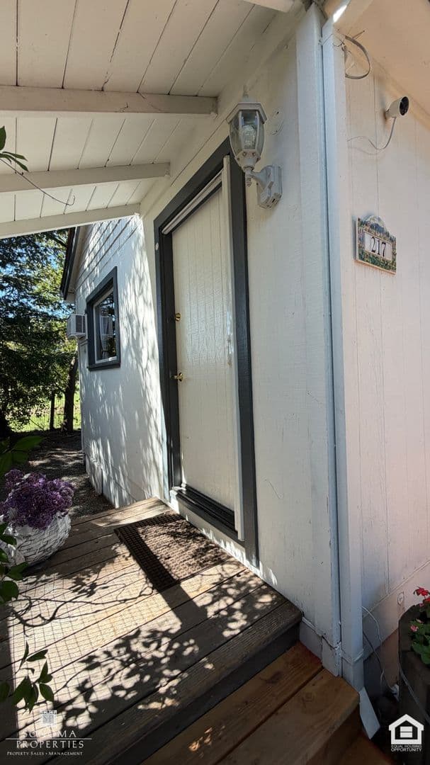 Sonoma House: 217 1st St West