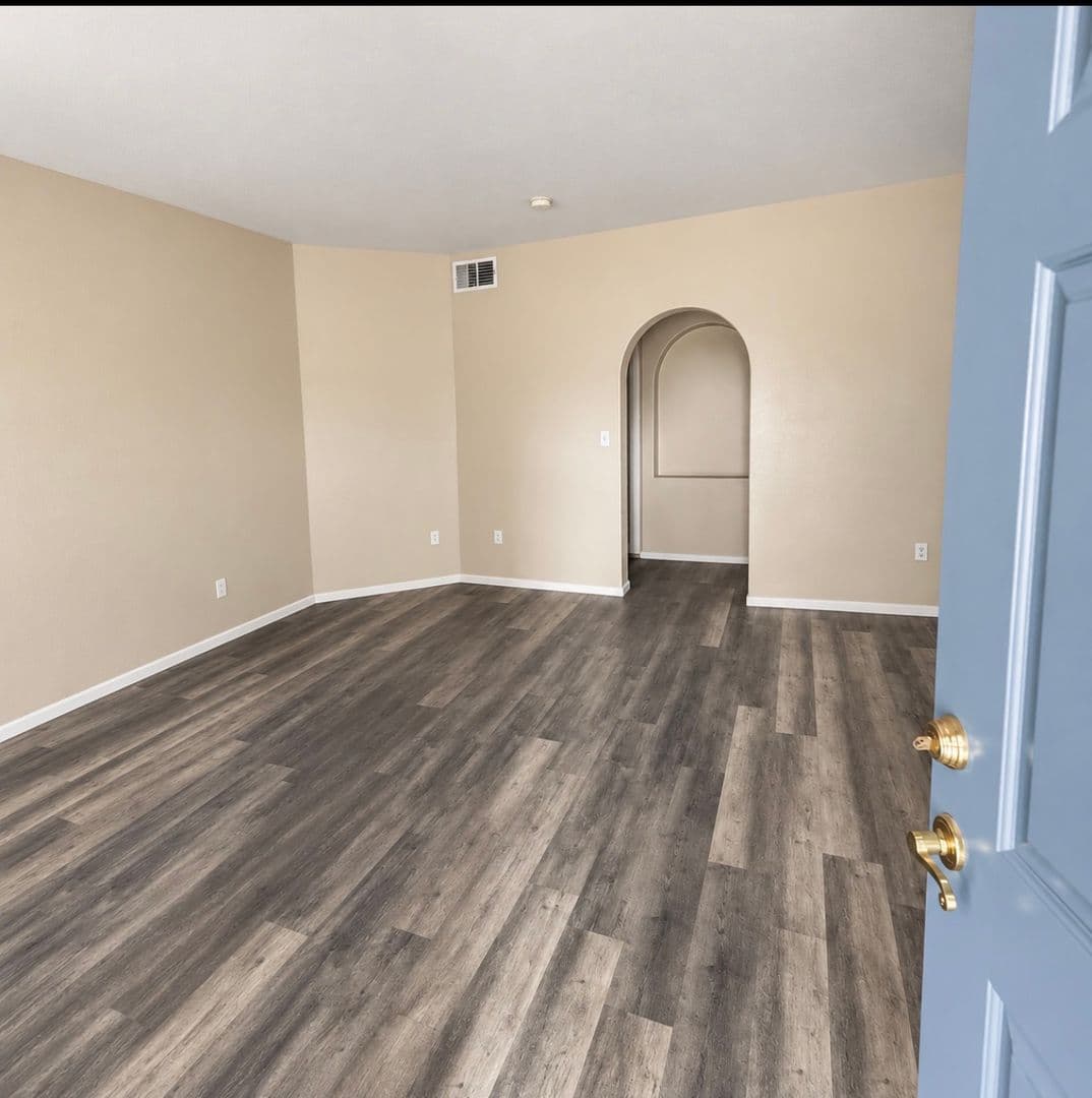 Las Vegas House: 424 N Pine Haven St. #102
