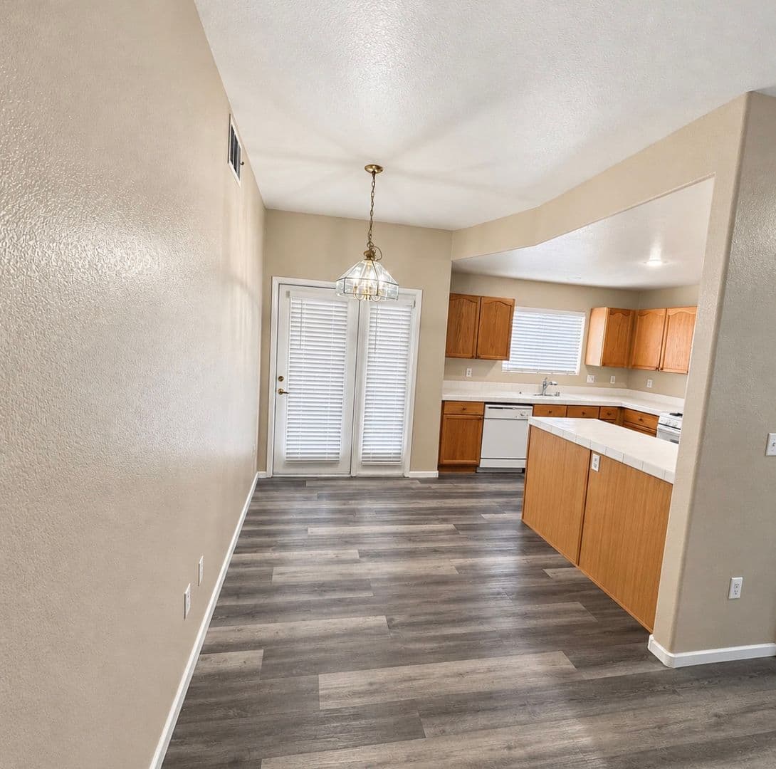 Las Vegas House: 424 N Pine Haven St. #102