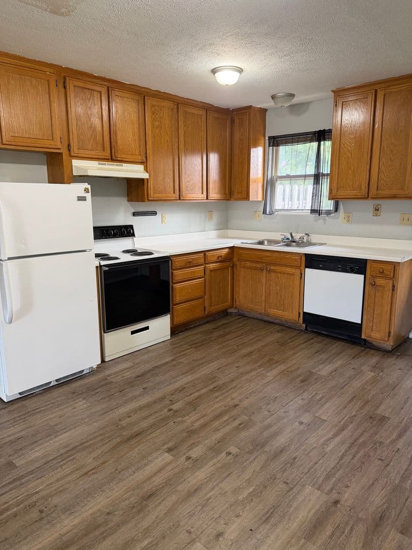 Cassville Apartment: 1107 Presley Dr