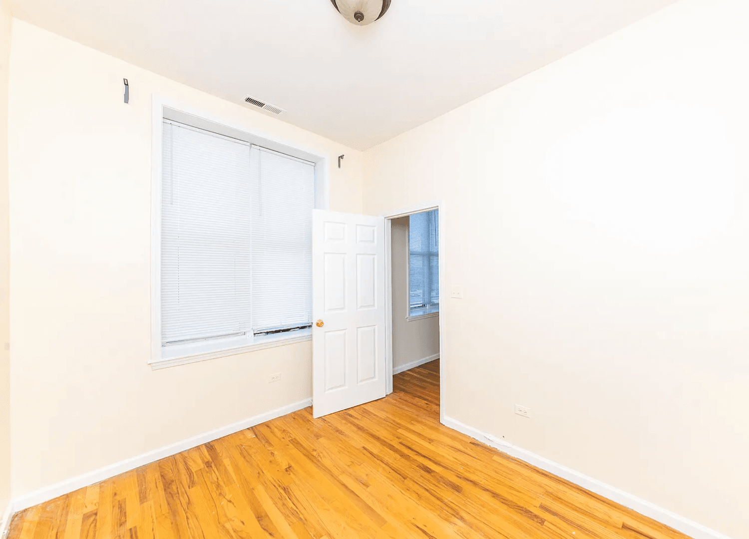 CHICAGO Apartment: 2910 S Wentworth