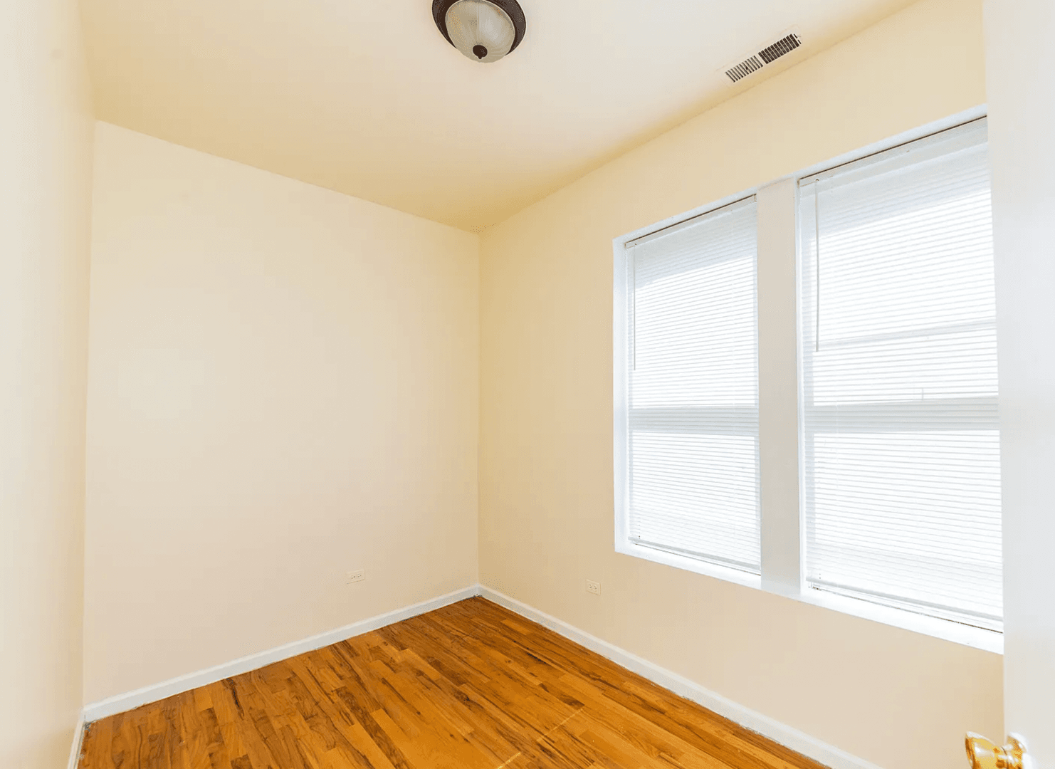 CHICAGO Apartment: 2910 S Wentworth