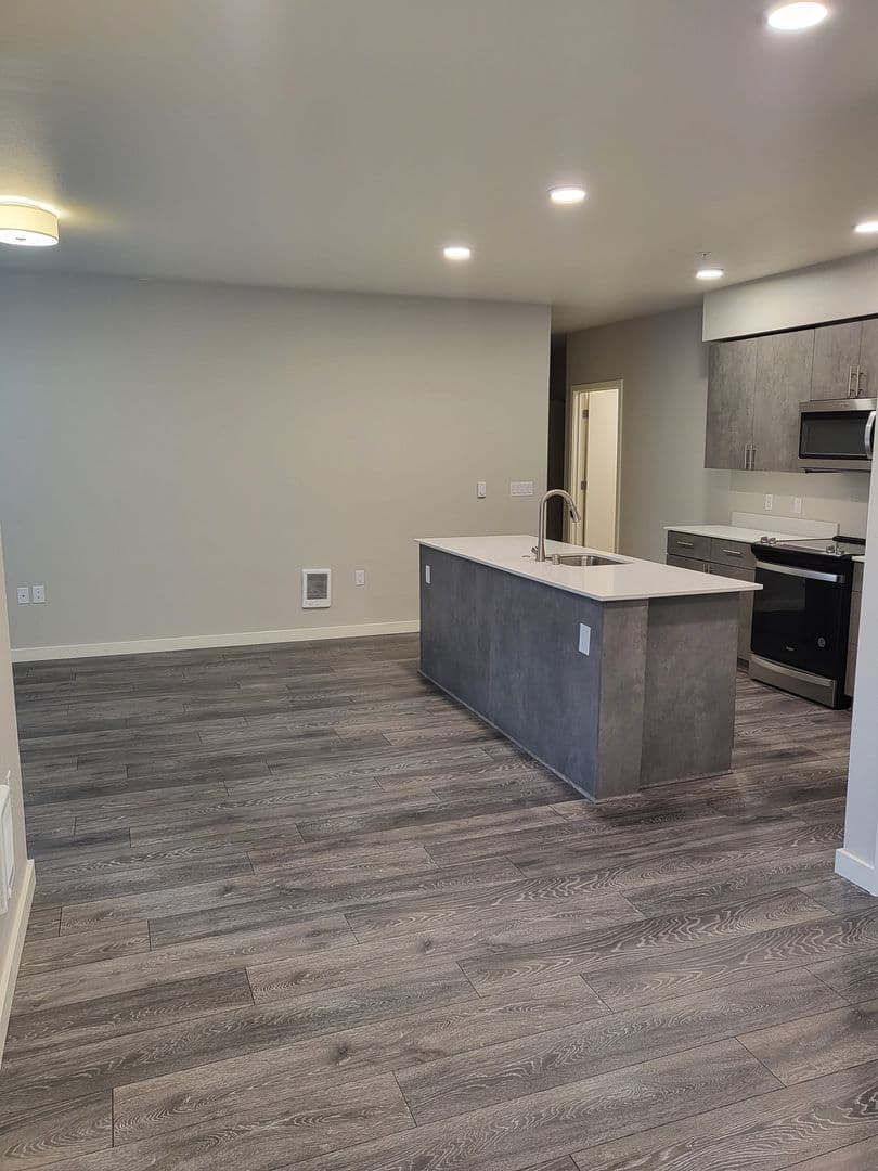 Tacoma Apartment: 8445 Pacific Ave